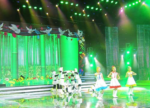 北京2013年央视少儿春晚舞台蜜桃视频网址 北京2013年央视少儿春晚舞台蜜桃视频网址